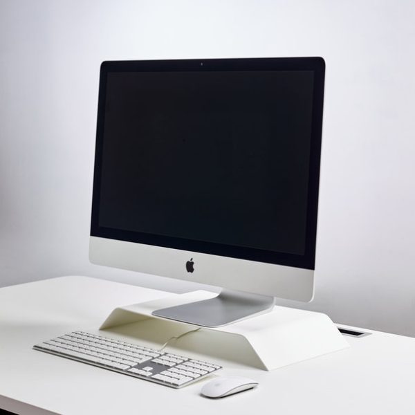 Monitorerhöhung Weiß auf Schreibtisch mit Tastatur und Maus